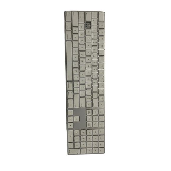 Universal Keyboard for all Macs , one key cover missing but still functional - Picture 2 of 2